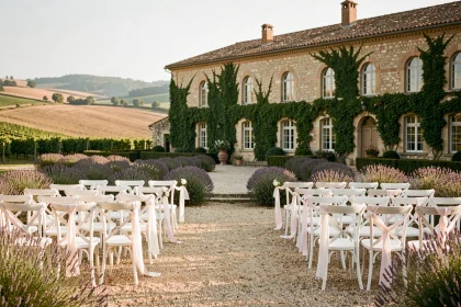 Domaine de mariage en Provence avec château en pierre et allée décorée pour une cérémonie en plein air